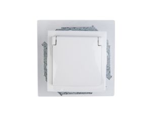 Simon 15 Gniazdo bryzgoszczelne z/u IP44 z klapką pełną białe 1591940-030