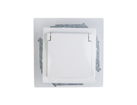 Simon 15 Gniazdo bryzgoszczelne z/u IP44 z klapką pełną białe 1591940-030