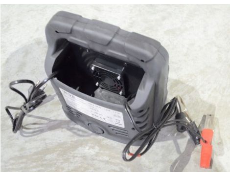 YATO PROSTOWNIK 12V  12A  200Ah  8302 Mokry - 3