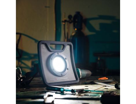 Wytrzymała akumulatorowo - sieciowa lampa robocza LED 4000 lm 25 W Scangrip NOVA 4 C+R forLIFE 03.6204 - 18