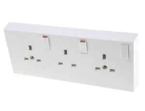 Gniazdo wtykowe potrójne natynkowe z przełącznikiem kolor Biały W budynkach, 13A, IP40 230V ac