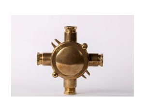 Mosiężna puszka rozgałęźna , natynkowa - 4 wyjścia AN3/4