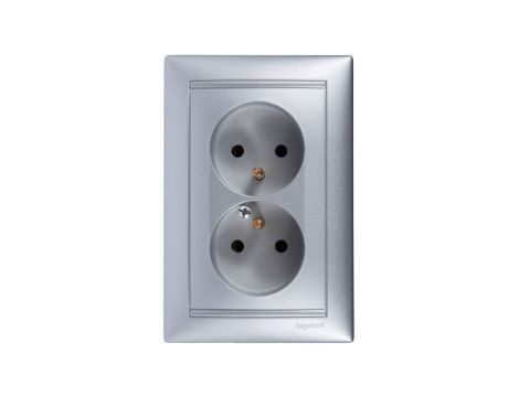VALENA Gniazdo podwójne z/u 16A IP20 aluminium 770278