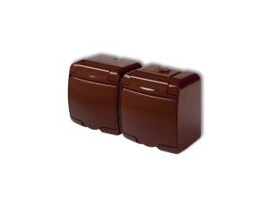 JUNIOR Gniazdo podwójne z/u SCHUKO (klapka brązowa) brązowy 4GHE-2sp